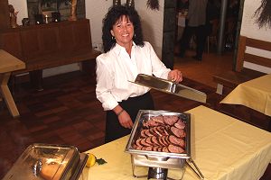 der griechische Braten wird gebracht