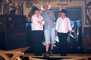 DJ Tobs und die beiden Trainerinnen