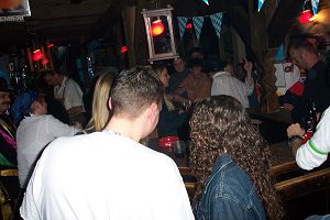 Gedr&auml;ngel um die Bar