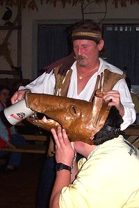 die Halbe.. rinnt durch den Saukopf..