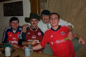 Mitglieder des Bayern-München Fanclubs