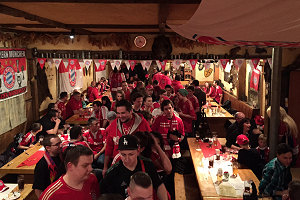 Der vollbesetzte Rittersaal - dekoriert mit FC Bayern Fan-Artikeln