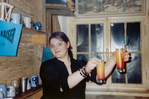 Meli serviert Cocktails