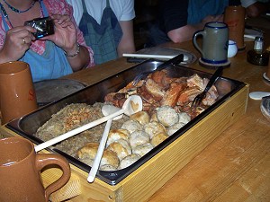 Spanferkel und Schweinshaxe mit Kraut und Knödel