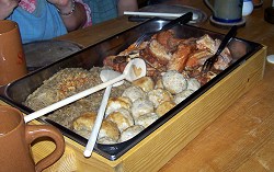 Spanferkel und Schweinshaxe vom Feuer mit Brotknödel und Kraut nach Raubritterart