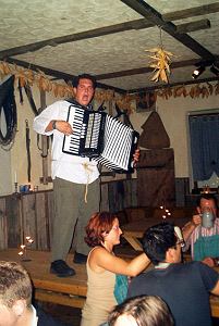 Dominik unterhält die Gäste